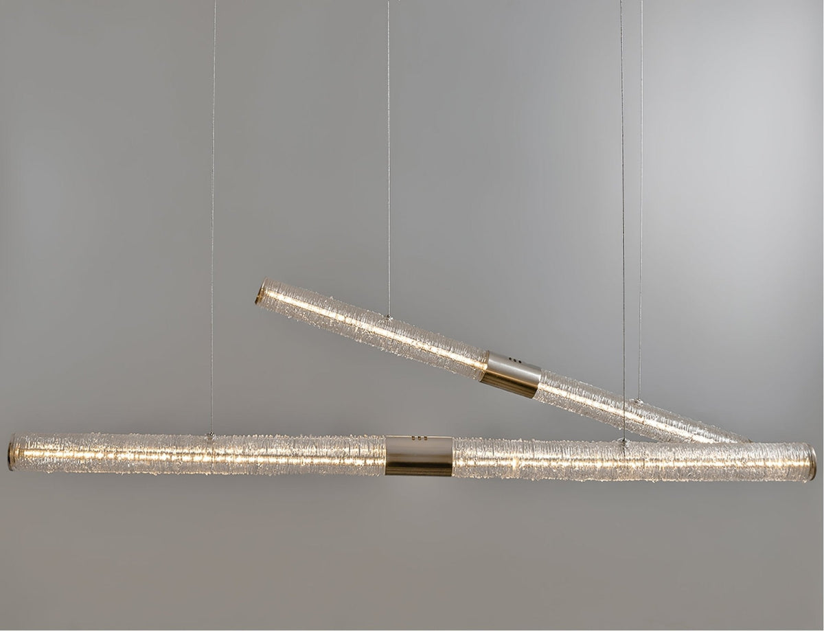 Luxelielle Linear Pendelleuchte aus Kristall in Röhrenform mit zwei gekreuzten Schirmen | Cielum