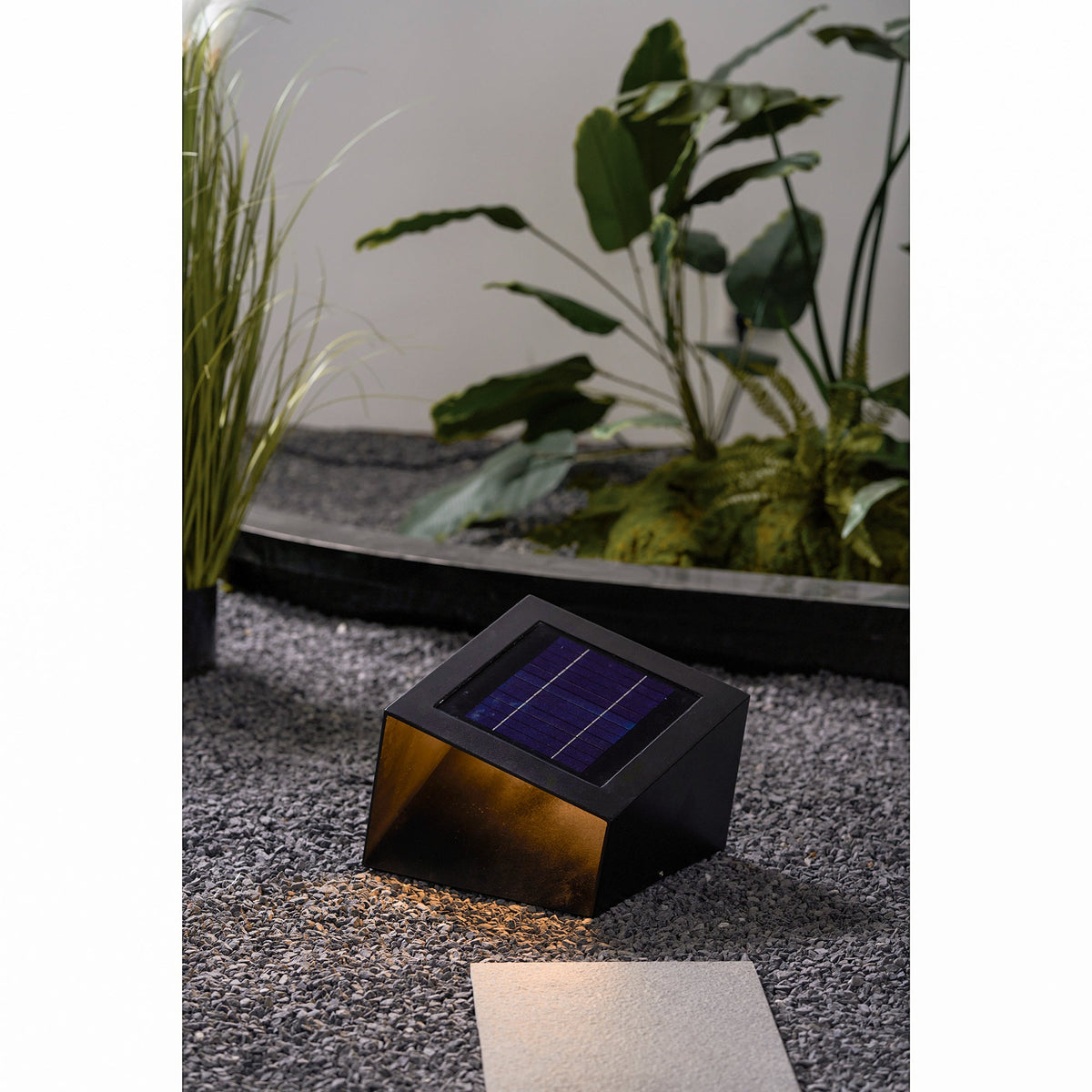 Voren Solar-Außenwandleuchte im Garten