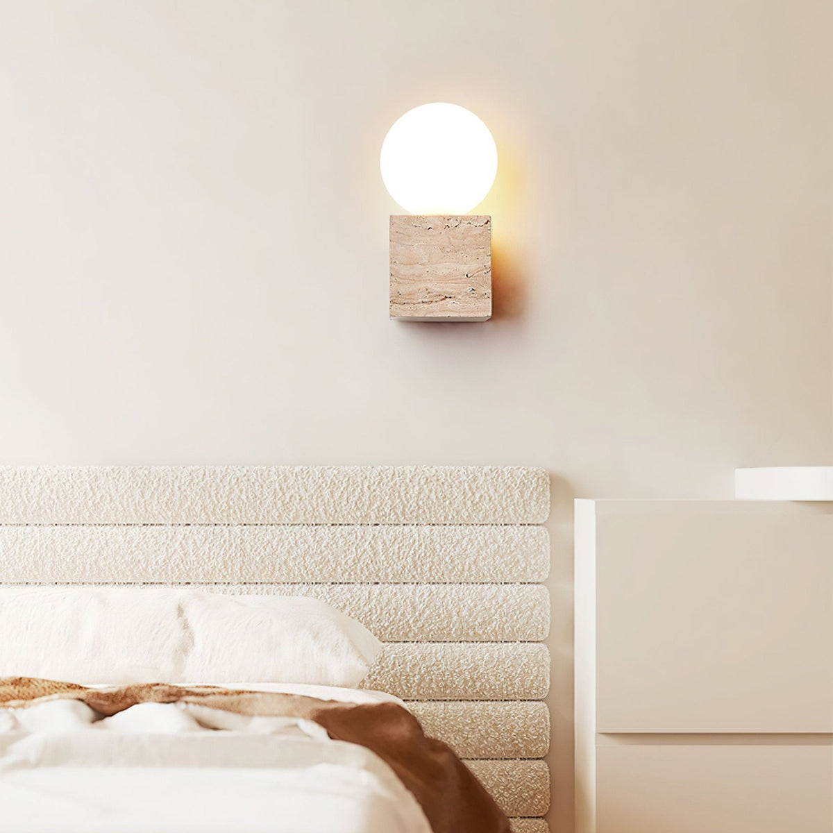 Eurlaean Cube-Base Travertine Wandleuchte