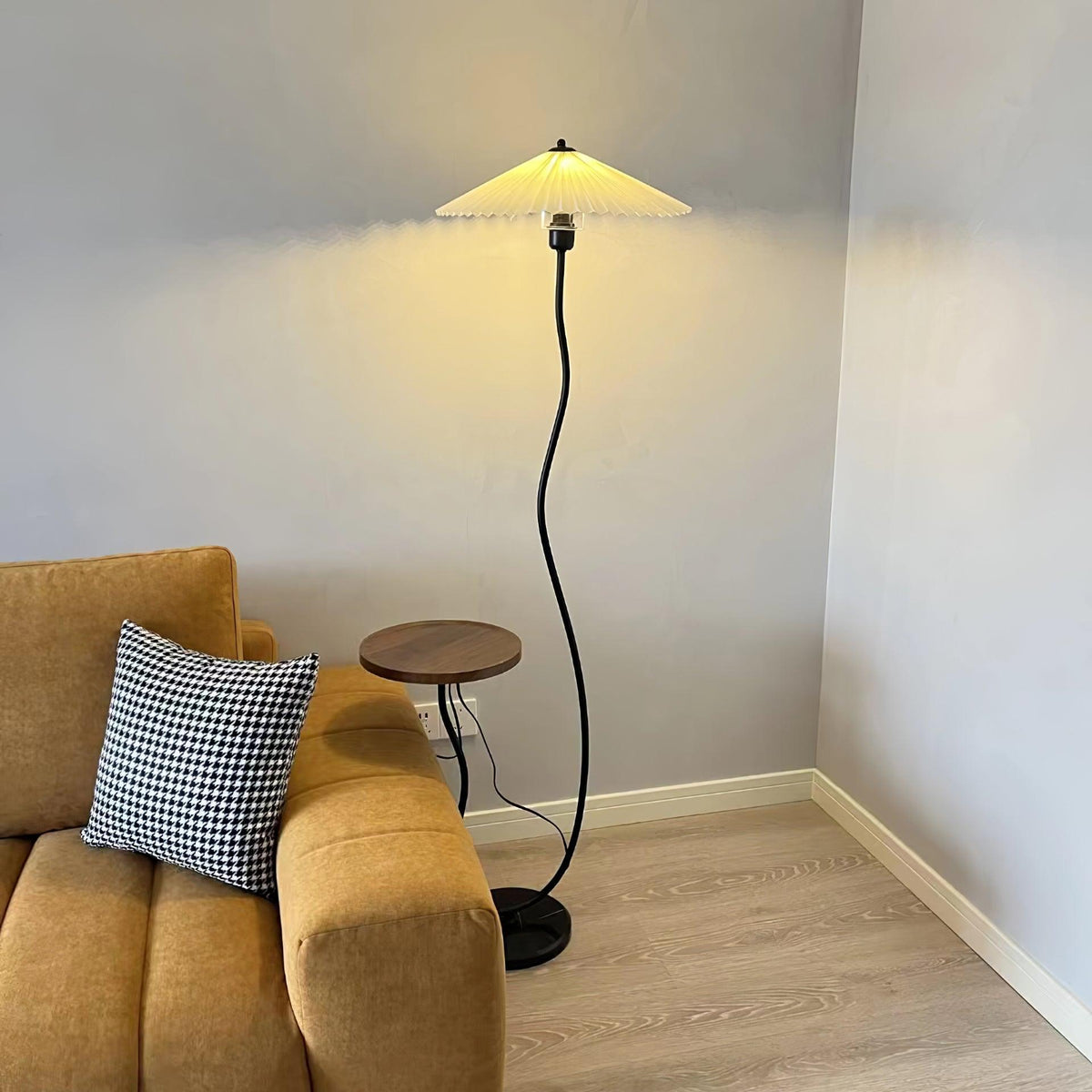 Ghel Minimalistische Stehleuchte aus Holz
