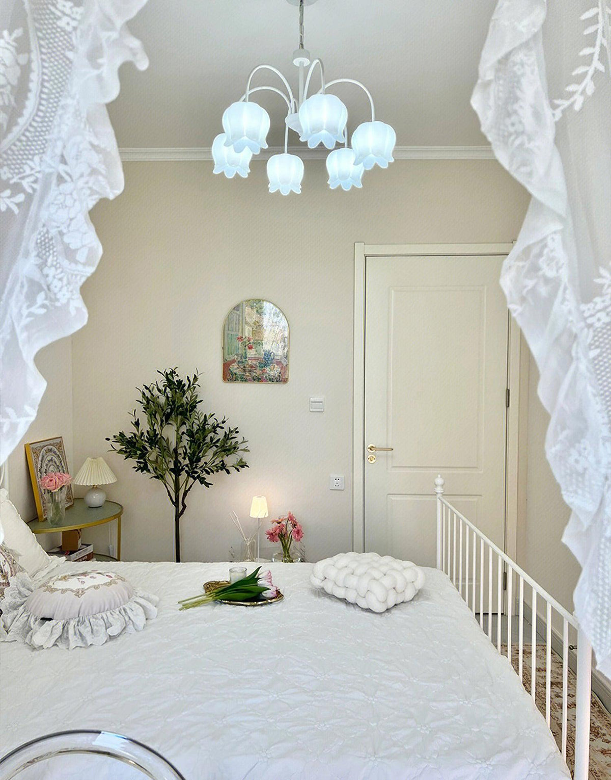 Veleissa Kronleuchter Glockenschirm geschwungener Arm Weiß floral elegant