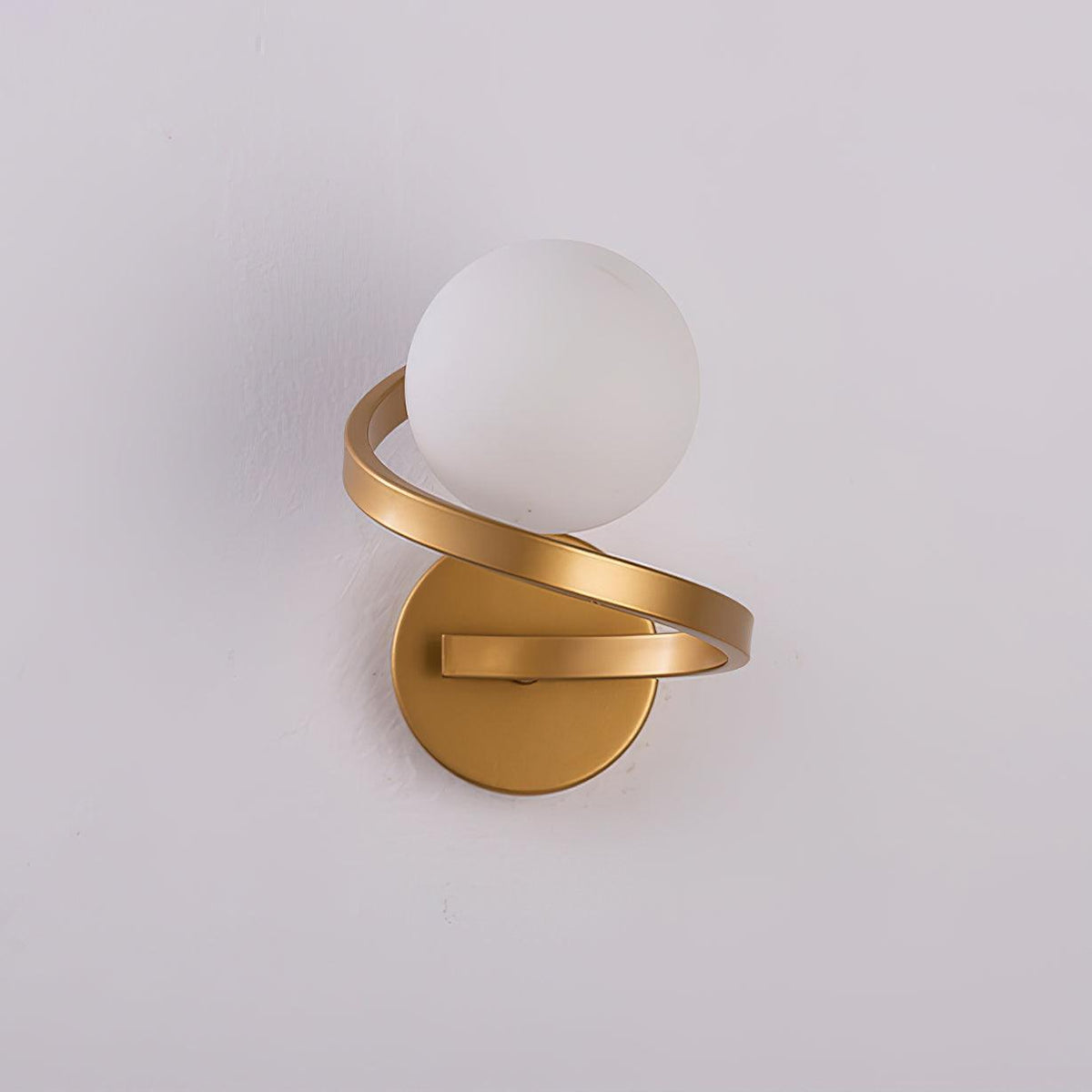 Yvian gebogene zeitgenössische minimalistische Messing-Glas-Wandleuchte