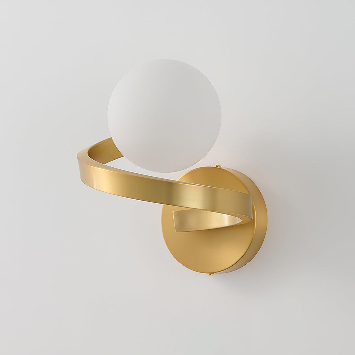 Yvian gebogene zeitgenössische minimalistische Messing-Glas-Wandleuchte