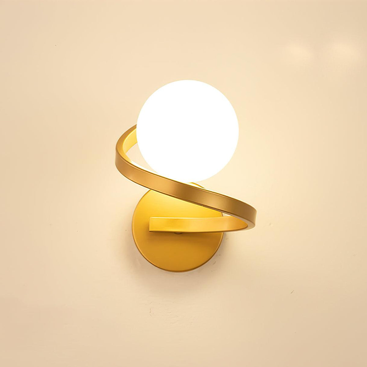 Yvian gebogene zeitgenössische minimalistische Messing-Glas-Wandleuchte