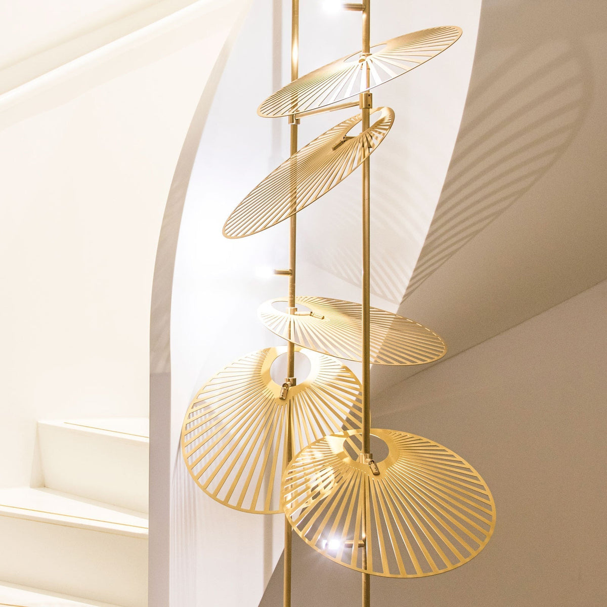Odoraris luxuriöser Kronleuchter mit Blattmotiv