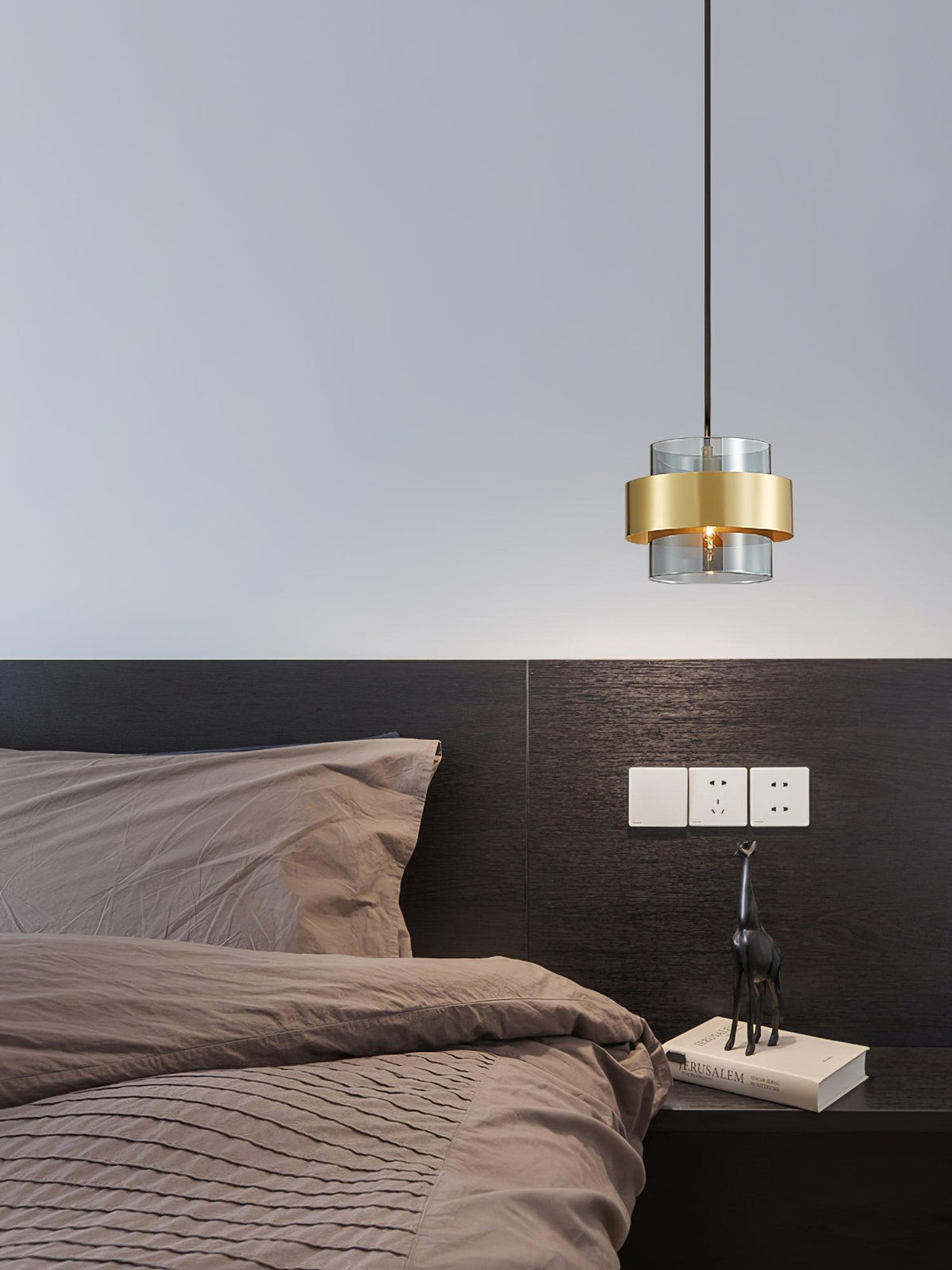 Celariella Pendelleuchte aus Messing mit Glas in zeitgenössischem Design