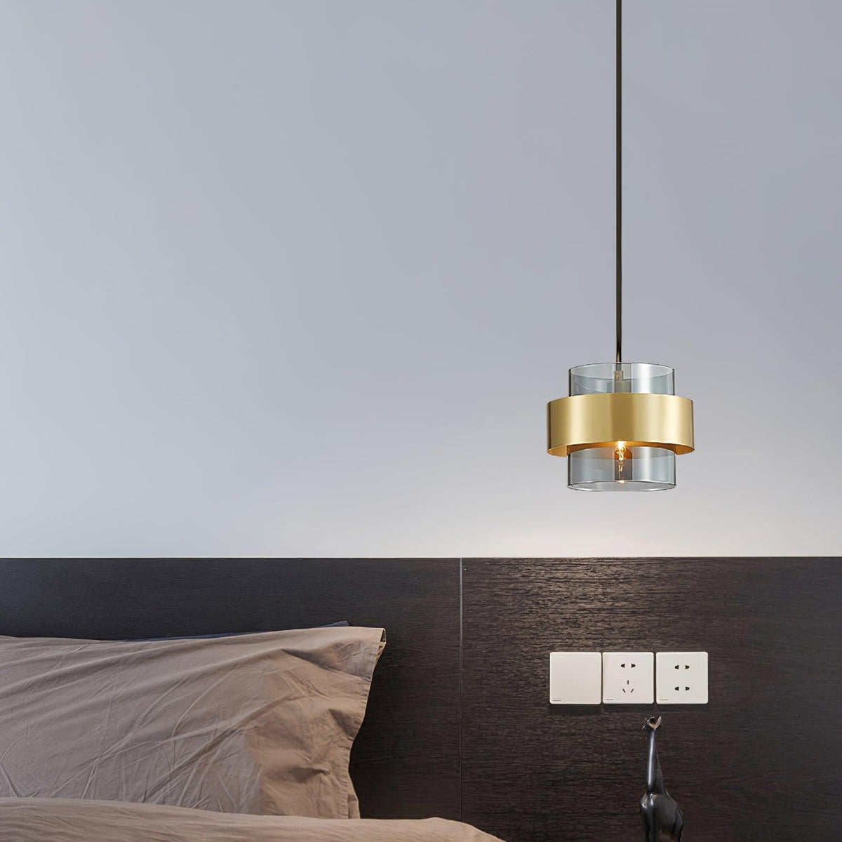 Celariella Pendelleuchte aus Messing mit Glas in zeitgenössischem Design