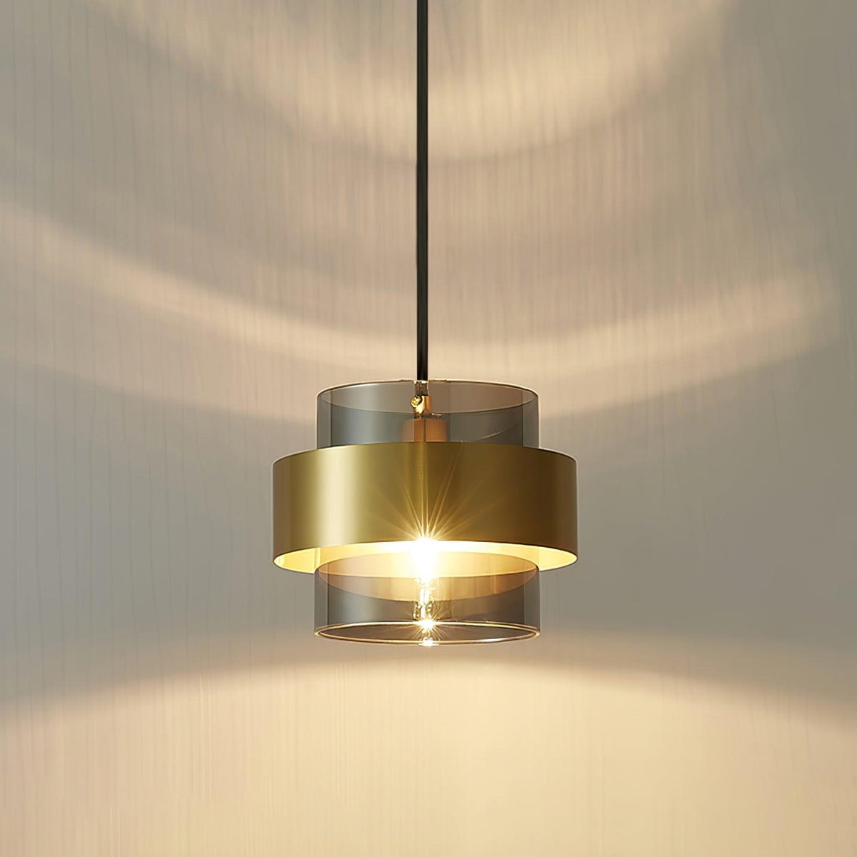 Celariella Pendelleuchte aus Messing mit Glas in zeitgenössischem Design