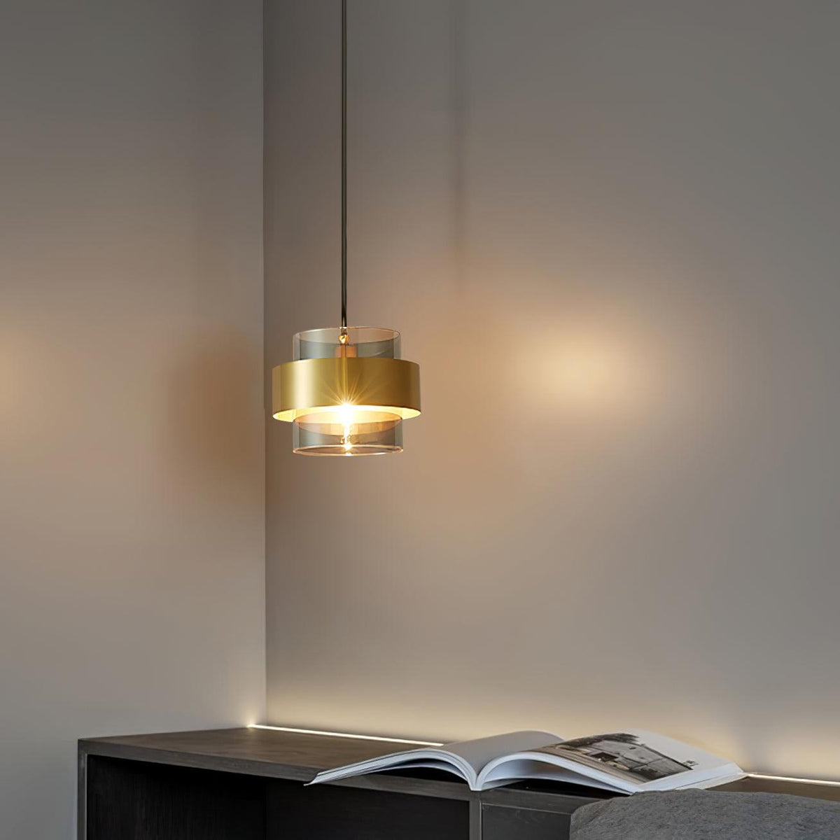 Celariella Pendelleuchte aus Messing mit Glas in zeitgenössischem Design