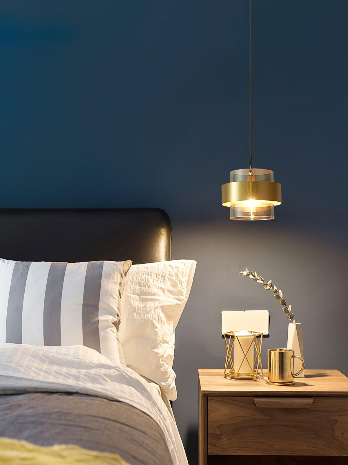 Celariella Pendelleuchte aus Messing mit Glas in zeitgenössischem Design