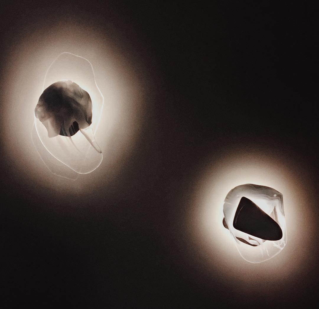 Beatrice Künstlerische Wandleuchte aus schwarzem Glas