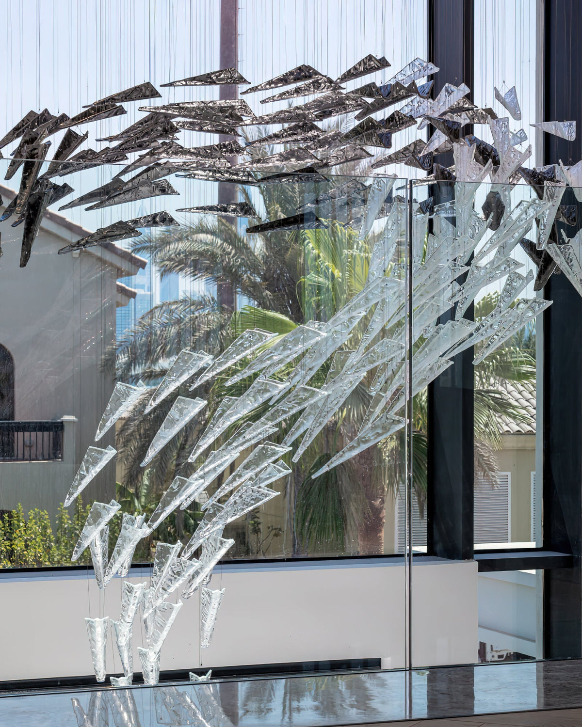 Nyvinia Kronleuchter aus Glas in Federform