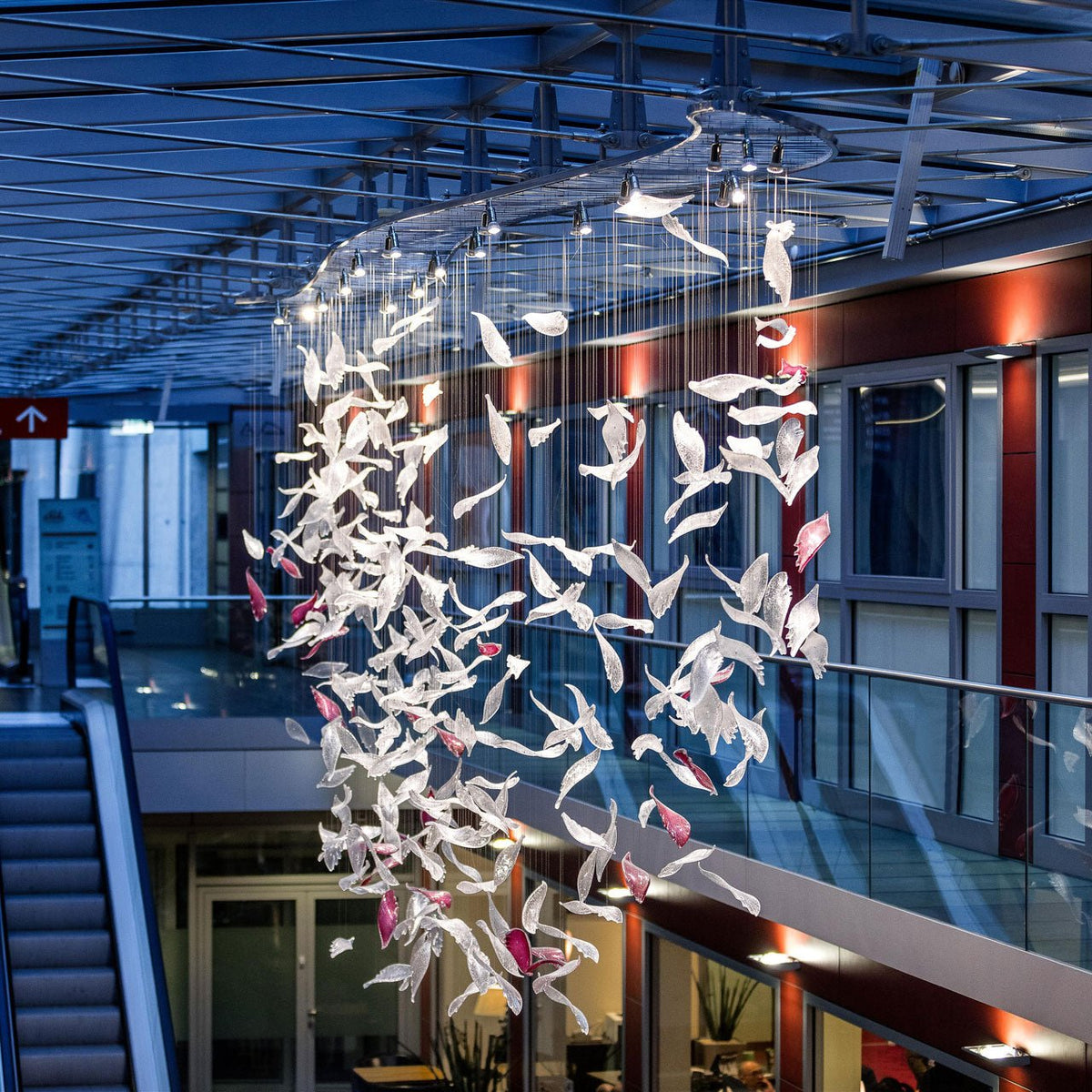 Zathaara Kronleuchter aus Glas in Federform