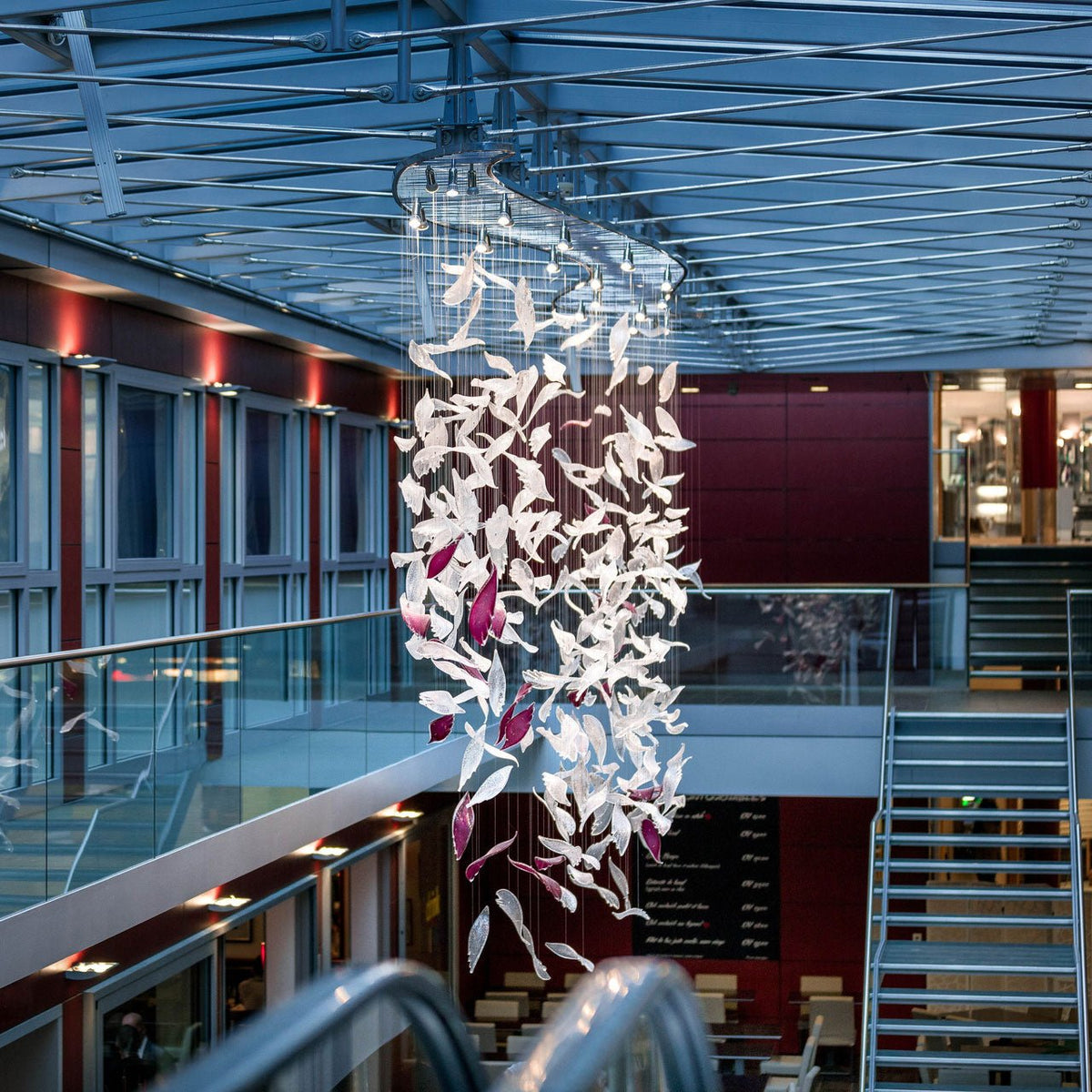 Zathaara Kronleuchter aus Glas in Federform