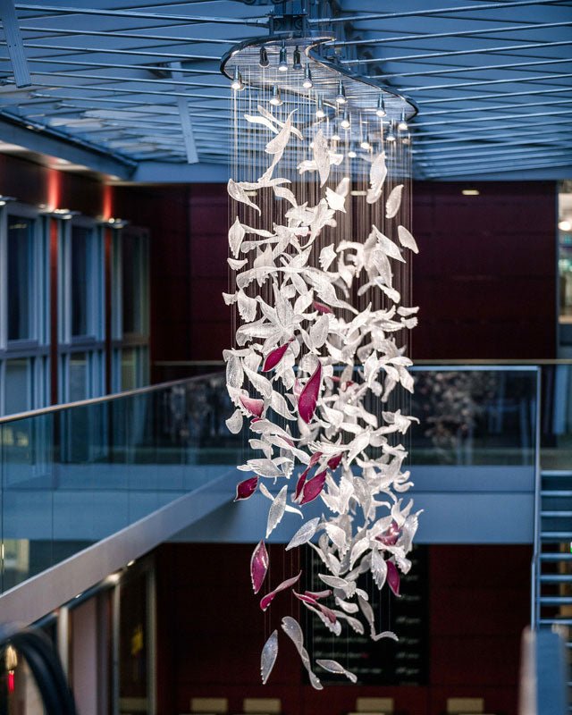 Zathaara Kronleuchter aus Glas in Federform