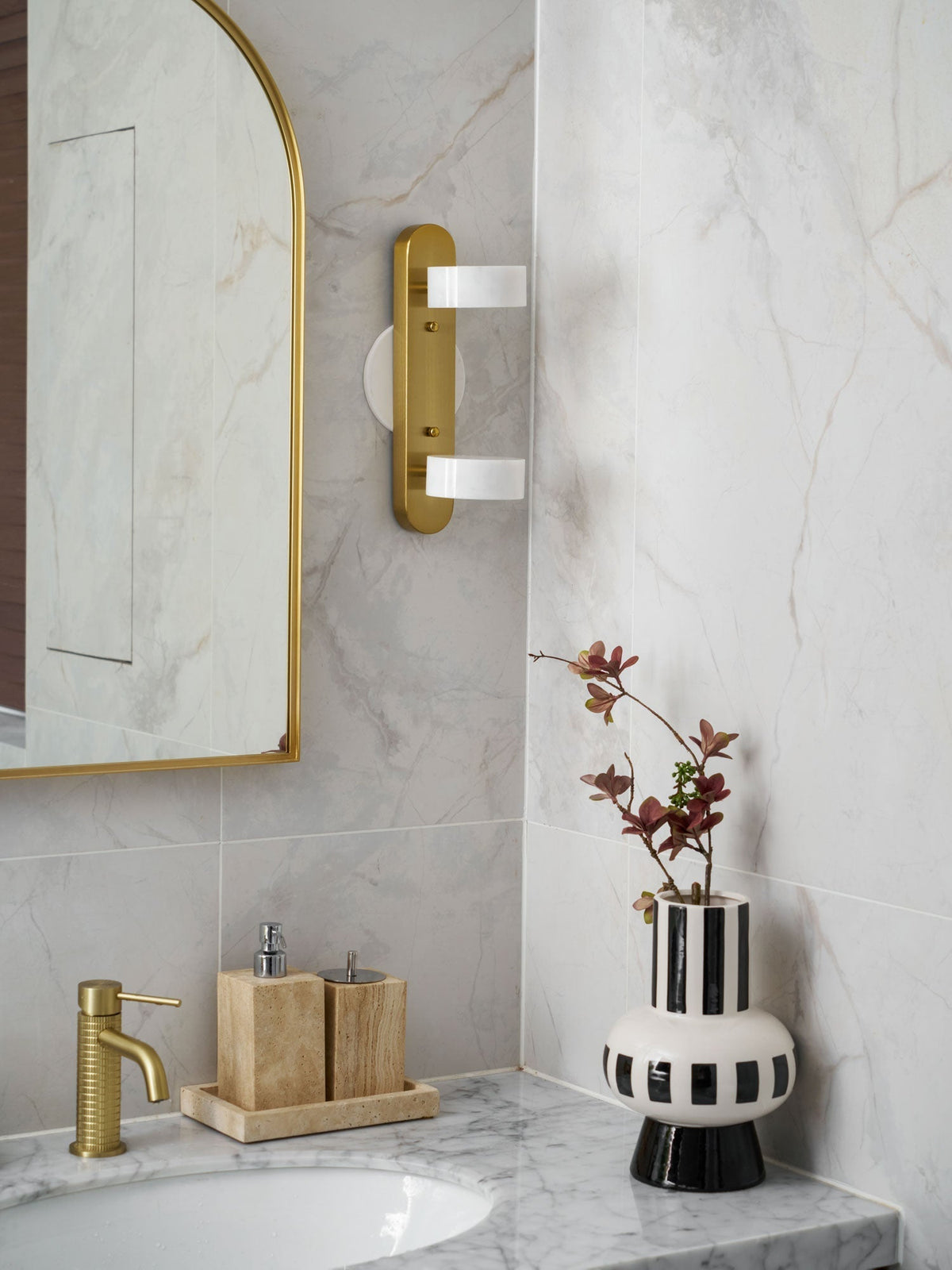 Orshaa lineare Travertin-Wandlampe