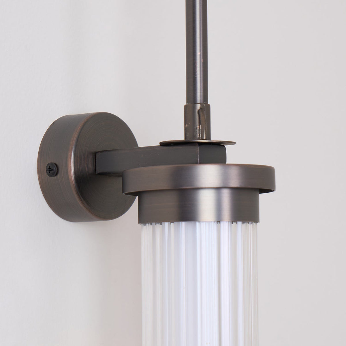 Eirirella Premium zeitgenössische vertikale Wandleuchte aus Glas