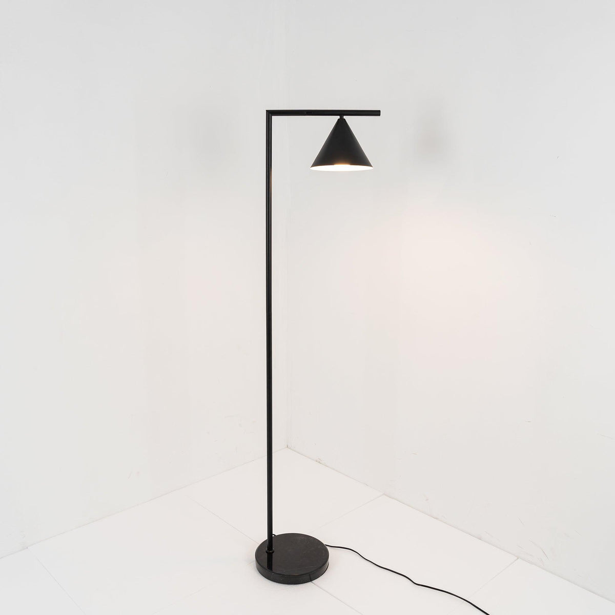 Nell Minimalistische Stehleuchte