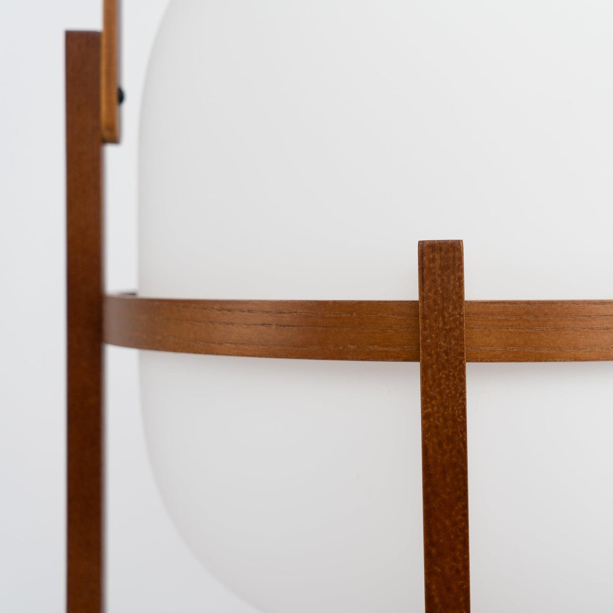 Lethra Tischleuchte aus Holz und Glas