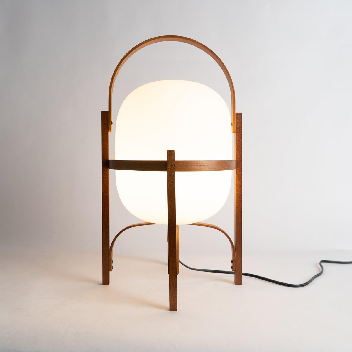 Lethra Tischleuchte aus Holz und Glas
