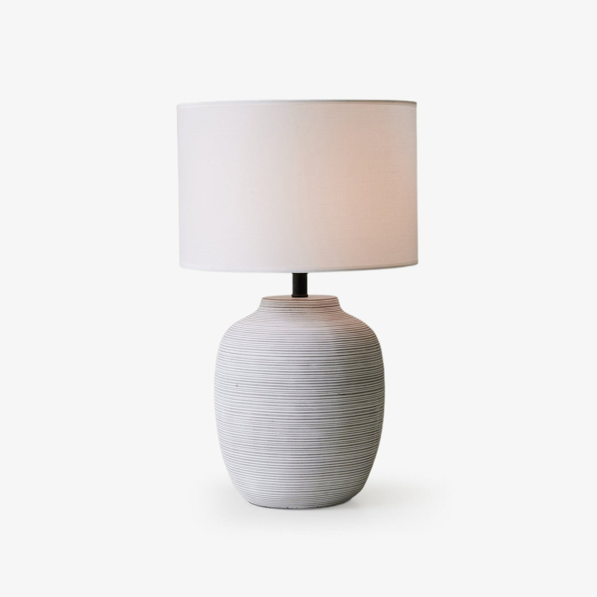 Edward Tischleuchte aus Keramik im minimalistischen Stil