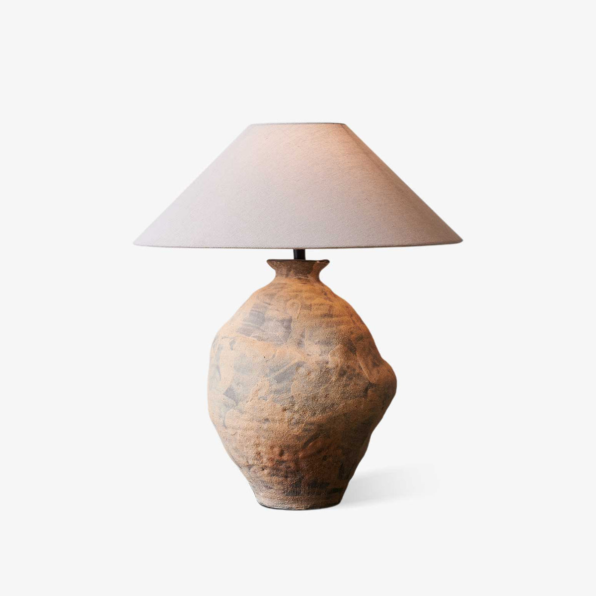 Terierelia Tischleuchte aus Keramik im Wabi-Sabi-Stil in Terrakotta & Beige
