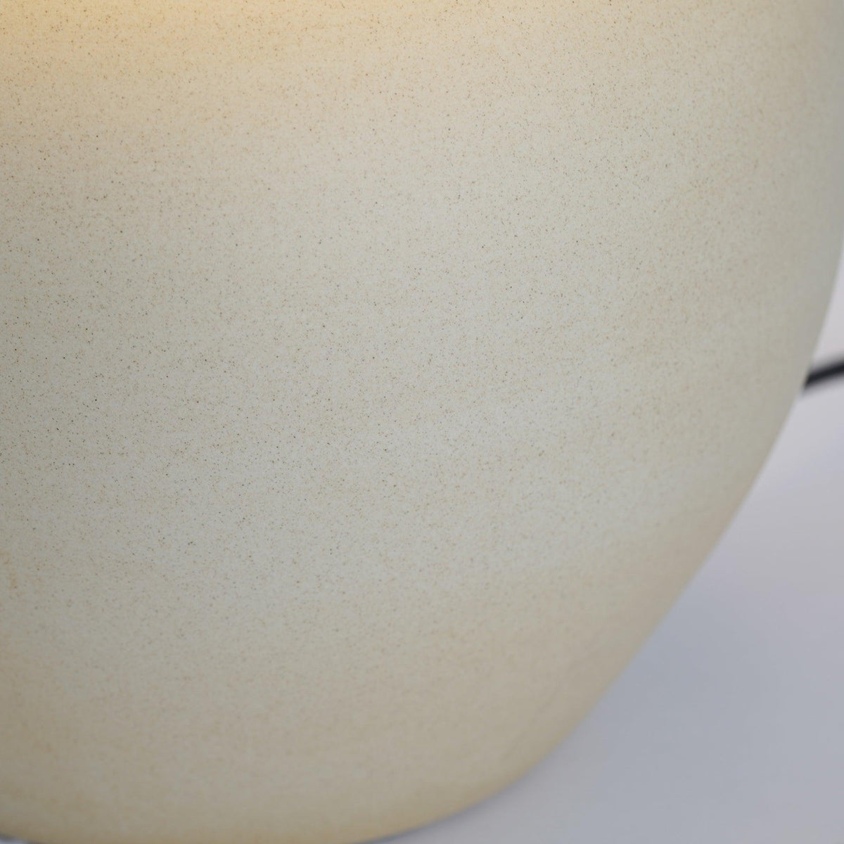 Lumian Tischleuchte aus Keramik in Beige mit Stoffschirm