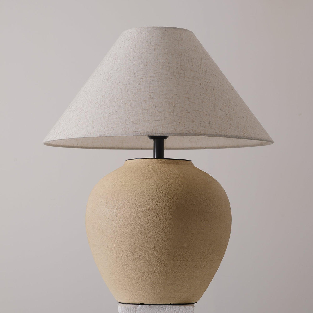 Lumian Tischleuchte aus Keramik in Beige mit Stoffschirm