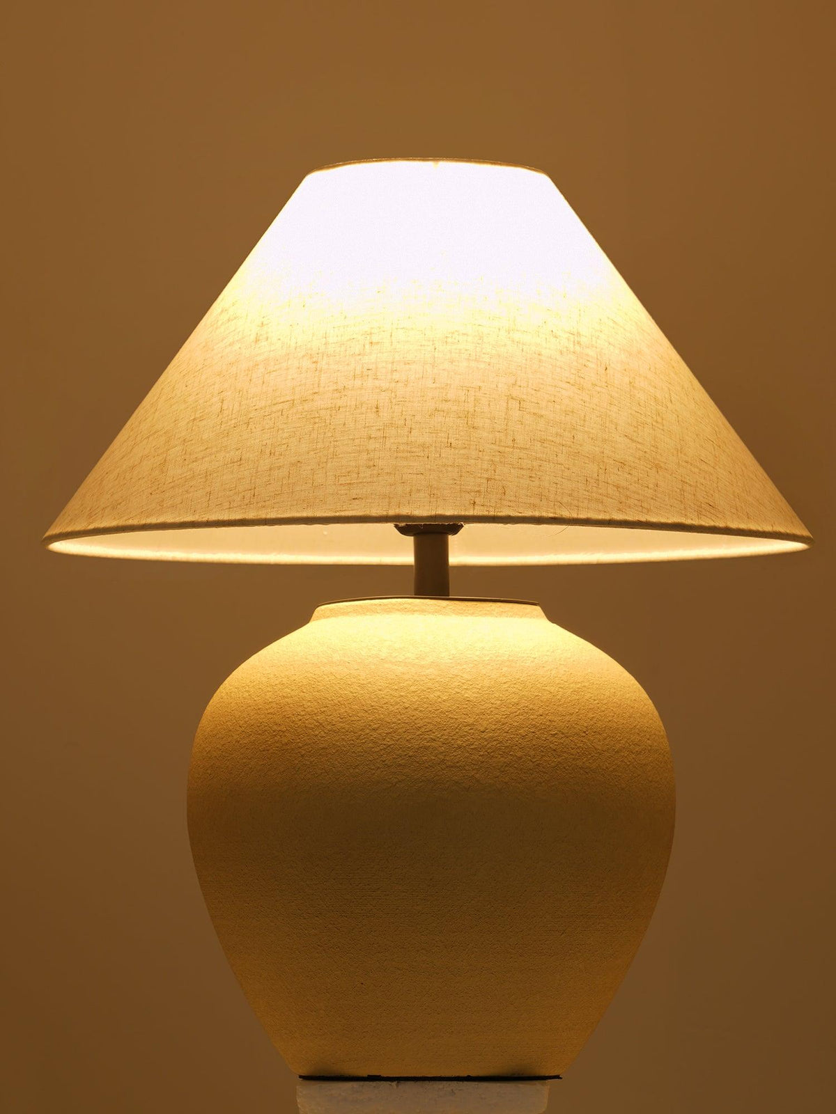 Lumian Tischleuchte aus Keramik in Beige mit Stoffschirm