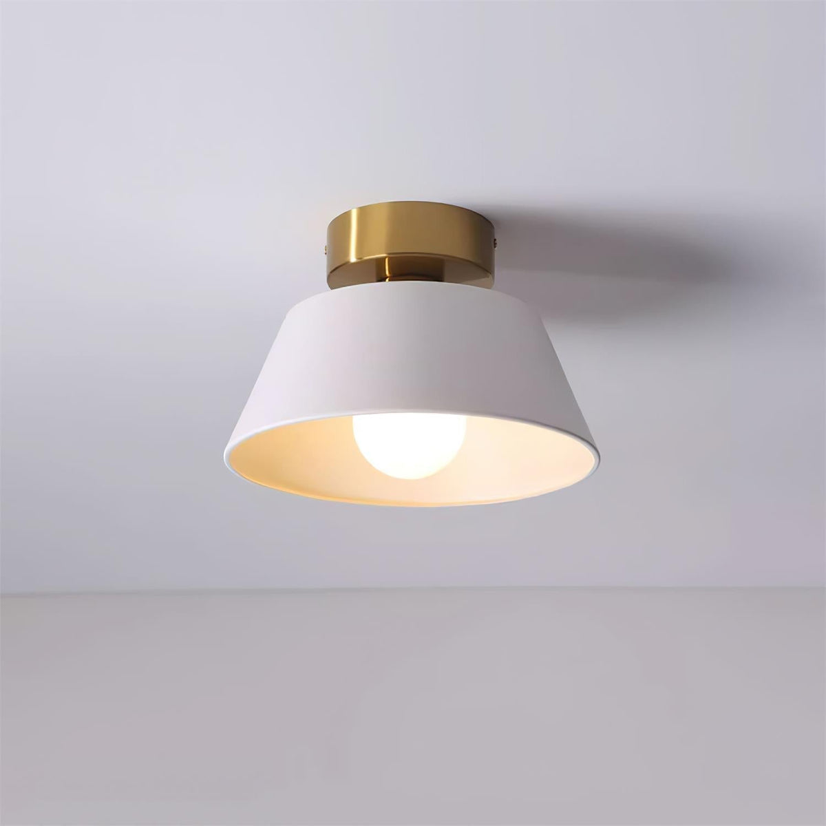 Moderne flache Deckenleuchte mit Metallbaldachin im minimalistischen Stil