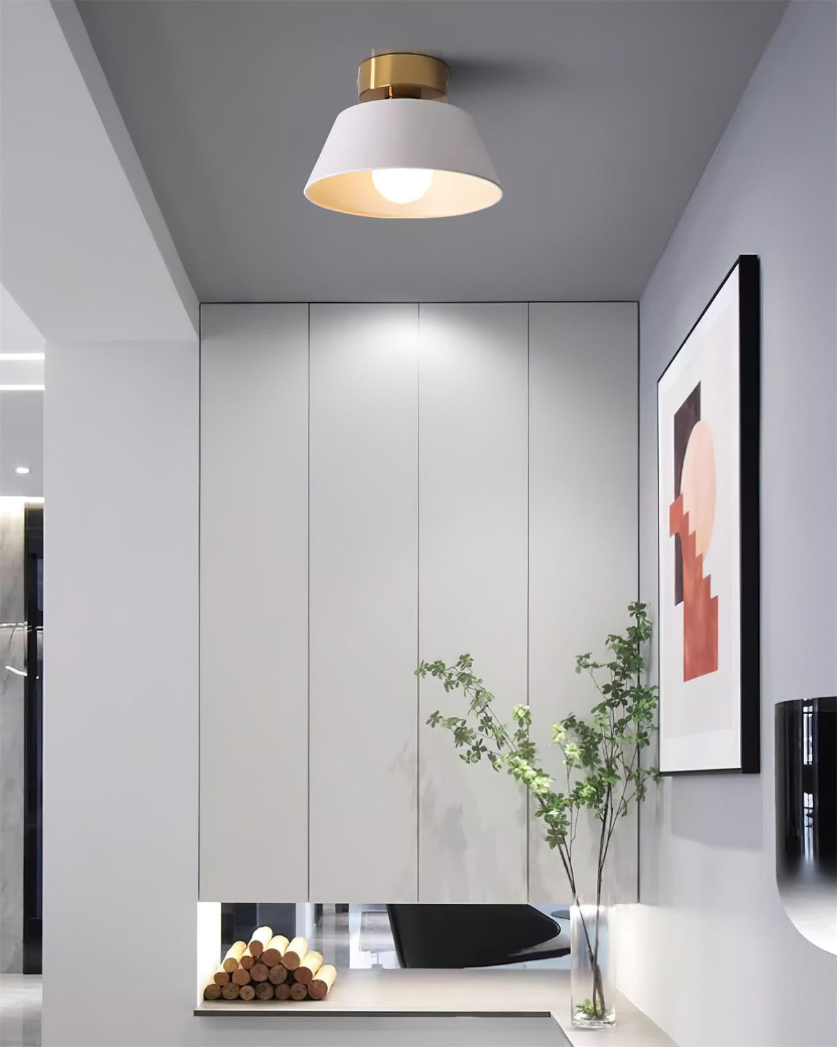 Moderne flache Deckenleuchte mit Metallbaldachin im minimalistischen Stil