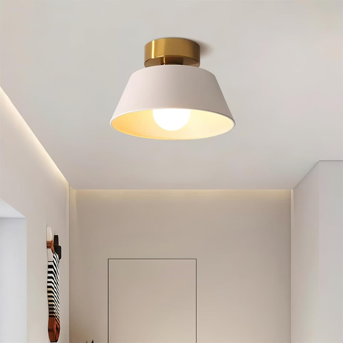 Moderne flache Deckenleuchte mit Metallbaldachin im minimalistischen Stil