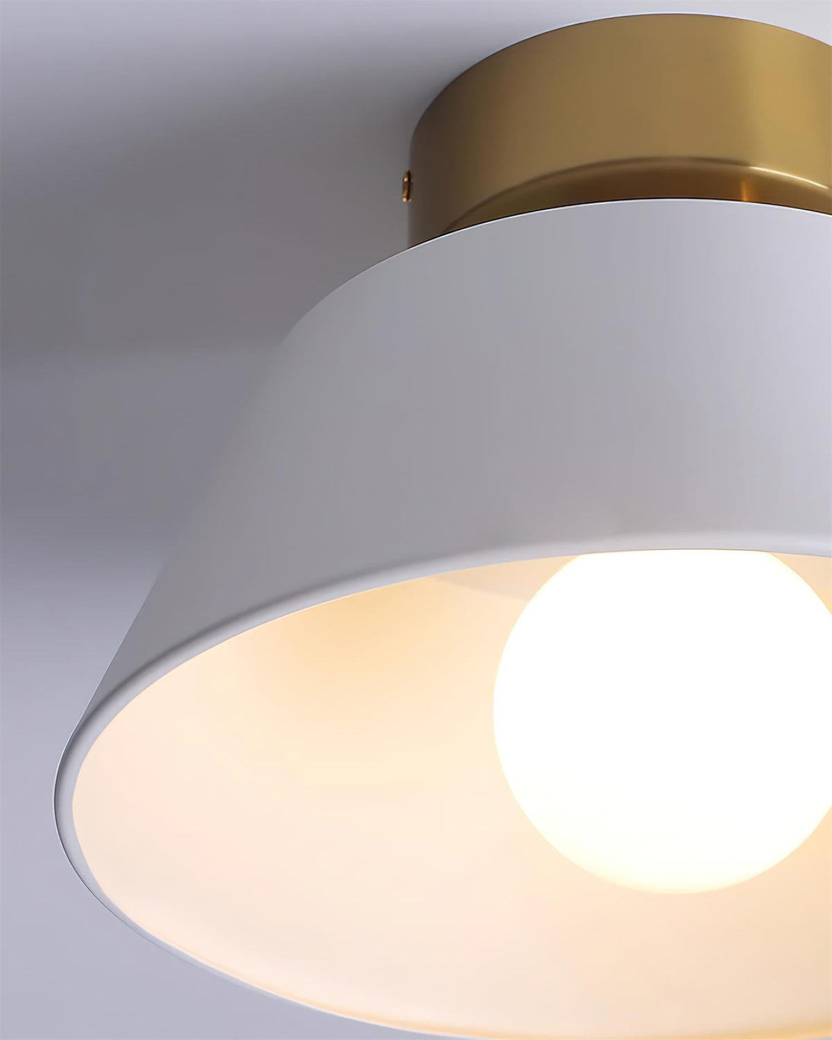 Moderne flache Deckenleuchte mit Metallbaldachin im minimalistischen Stil