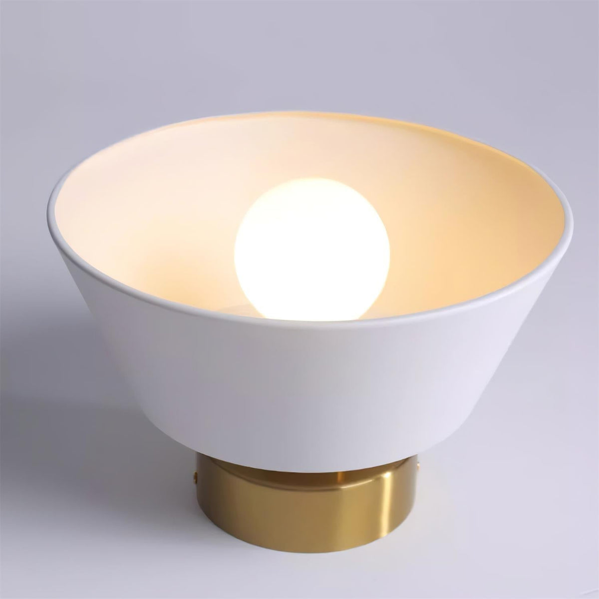 Moderne flache Deckenleuchte mit Metallbaldachin im minimalistischen Stil