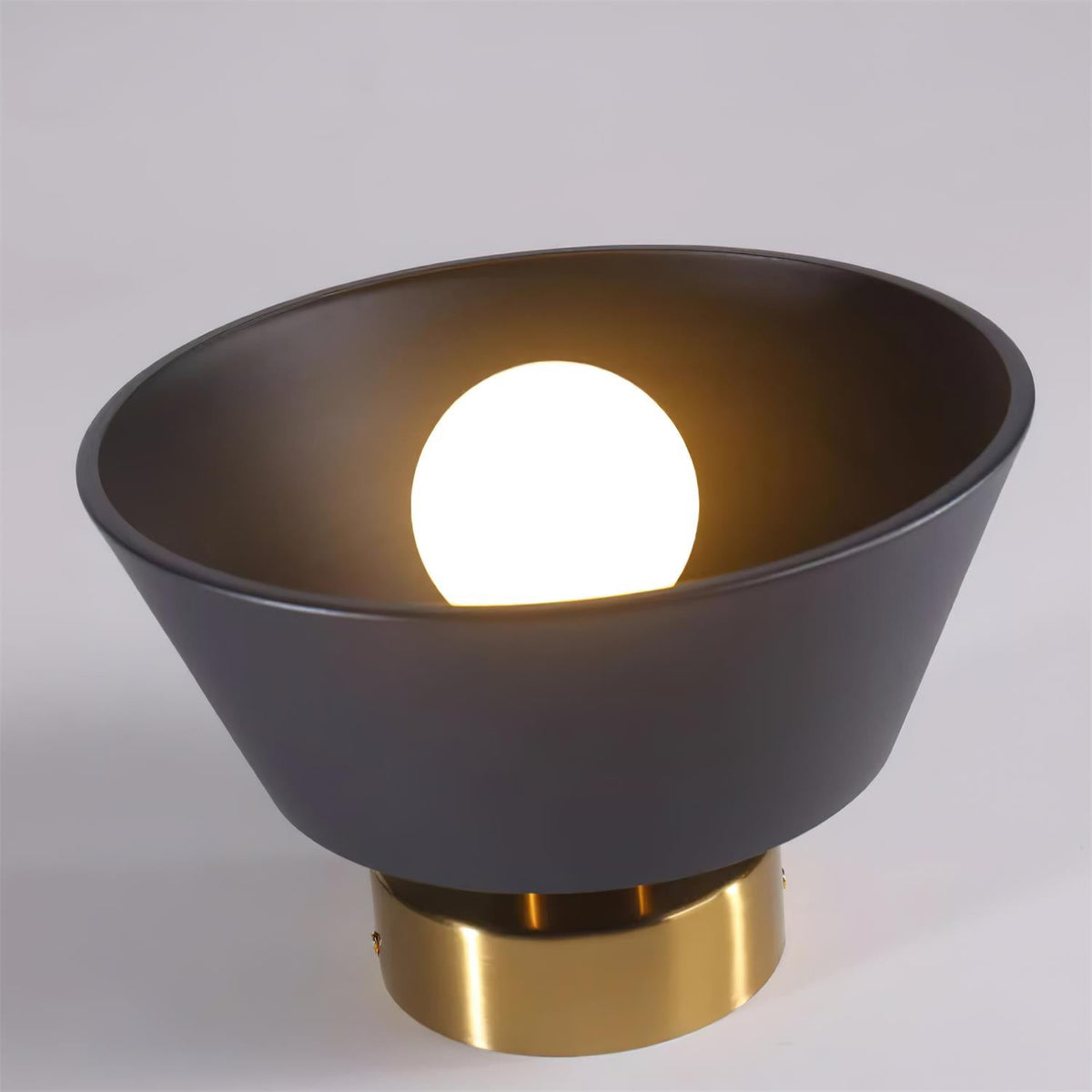 Moderne flache Deckenleuchte mit Metallbaldachin im minimalistischen Stil