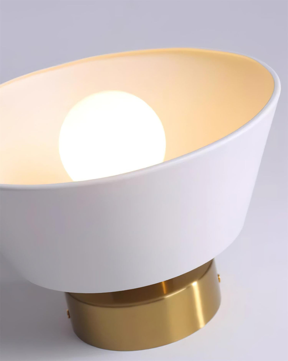 Moderne flache Deckenleuchte mit Metallbaldachin im minimalistischen Stil