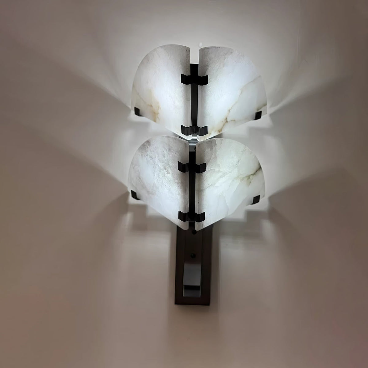 Selesta zeitgenössische Alabaster-Wandleuchte