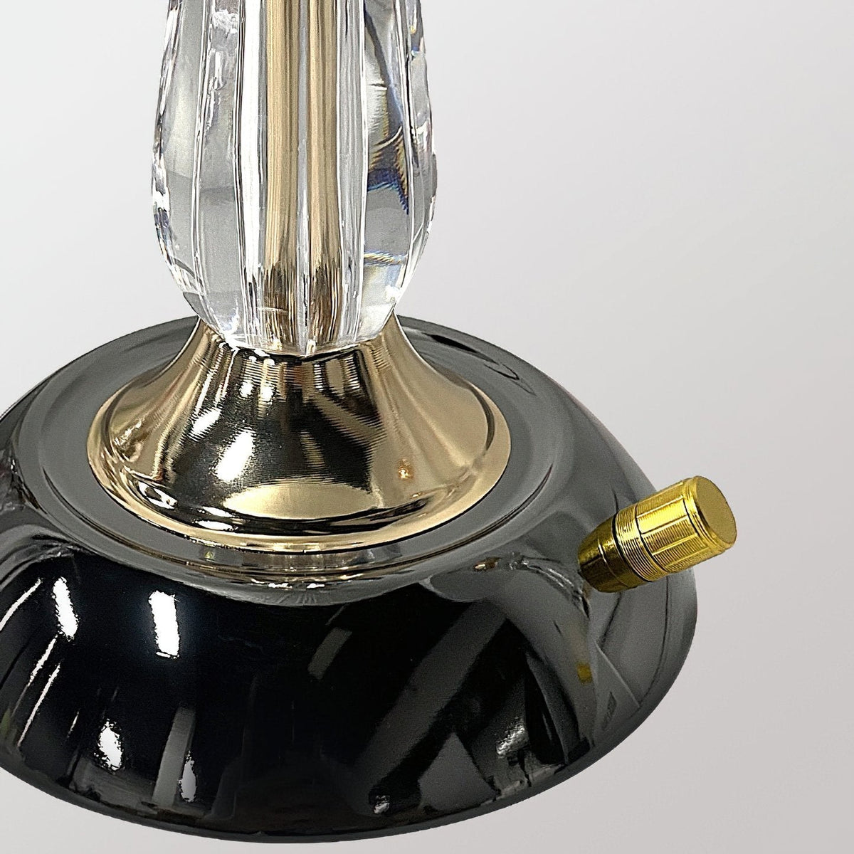 Belle Tischleuchte aus Glas mit Kuppelschirm