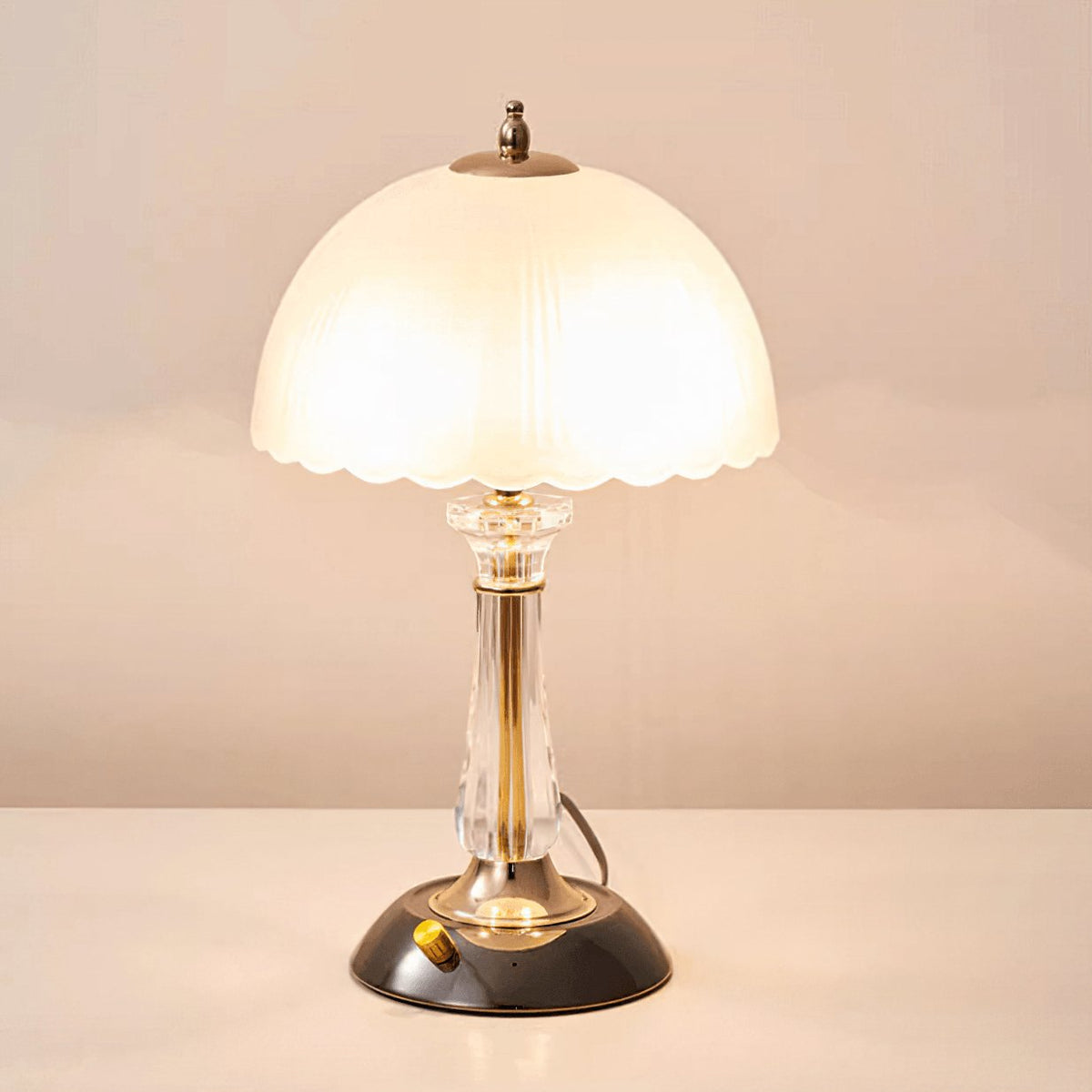 Belle Tischleuchte aus Glas mit Kuppelschirm