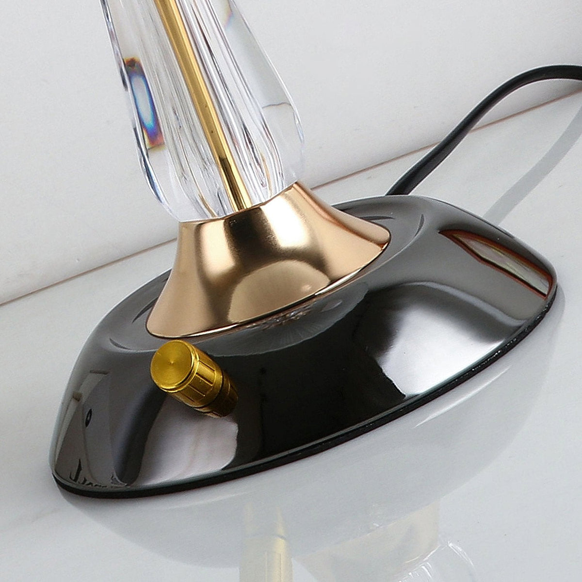 Belle Tischleuchte aus Glas mit Kuppelschirm