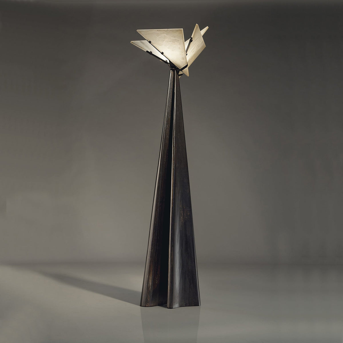 Spire Stehleuchte aus Alabaster
