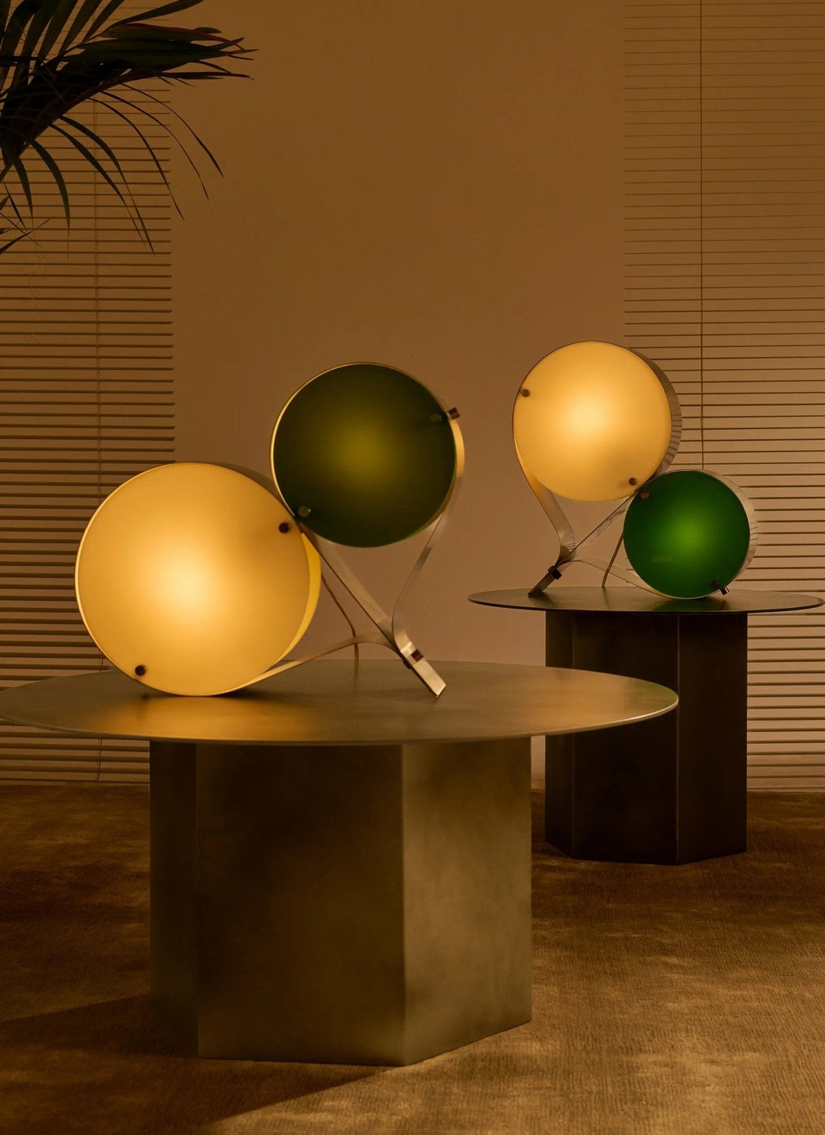 Duet Tischlampe mit schwebendem Scheibenlampenschirm