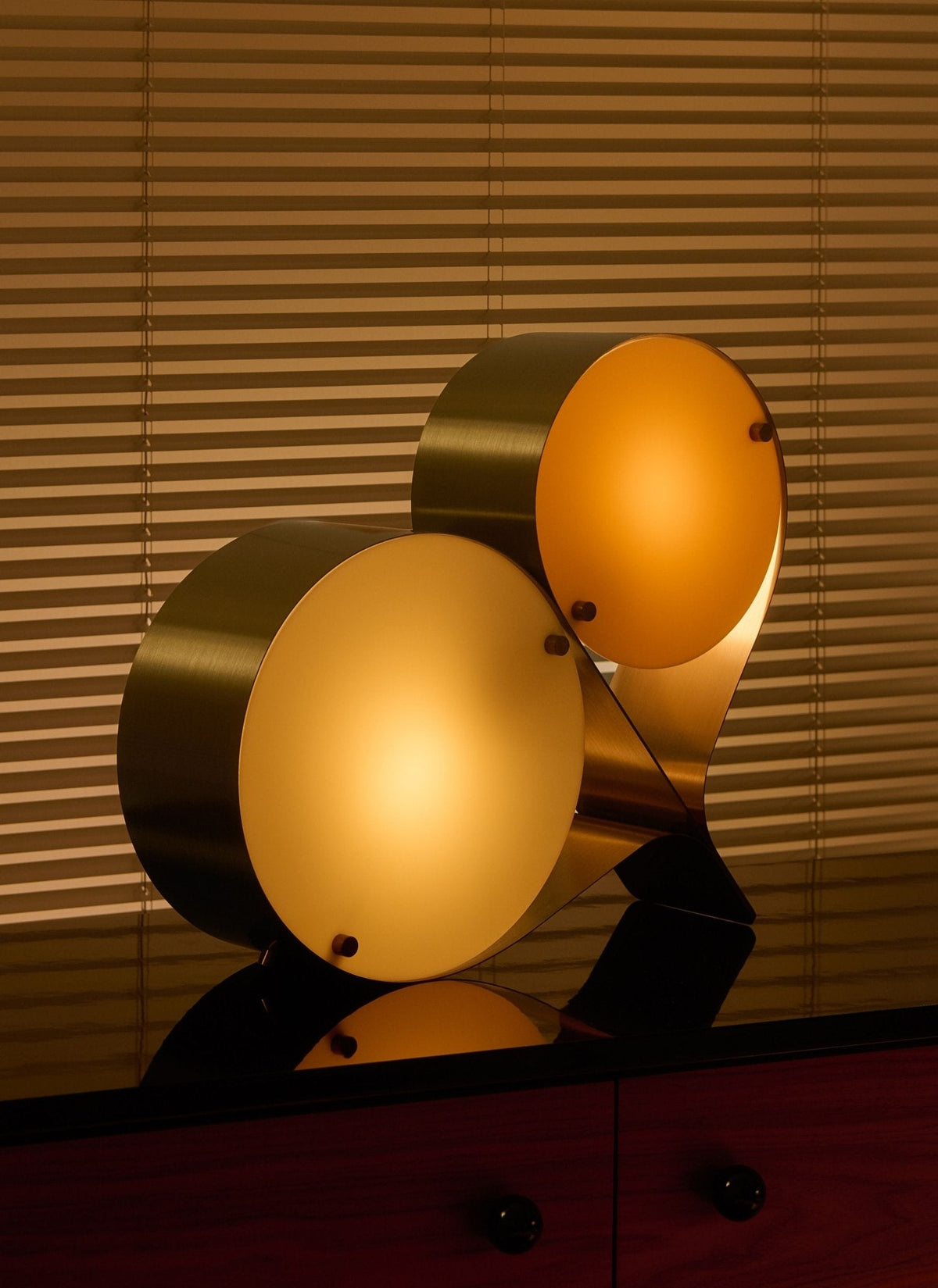 Duet Tischlampe mit schwebendem Scheibenlampenschirm