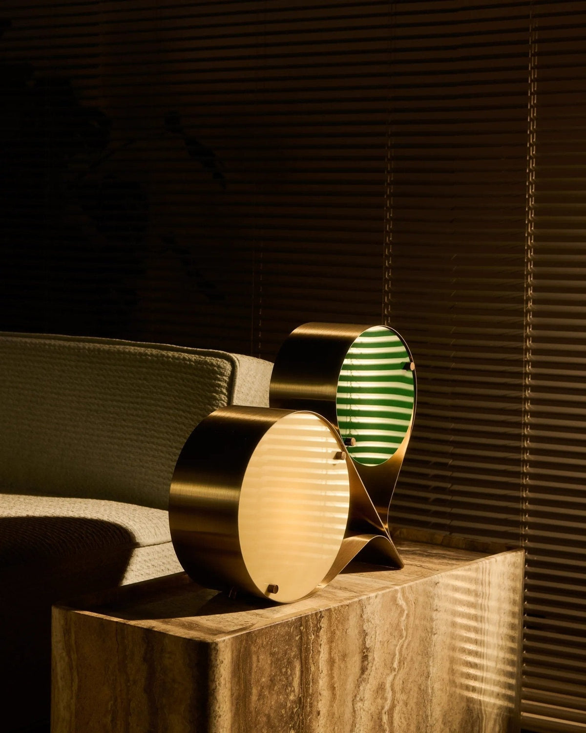 Duet Tischlampe mit schwebendem Scheibenlampenschirm