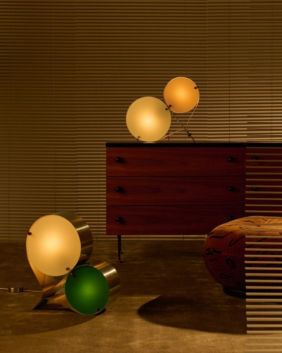 Duet Tischlampe mit schwebendem Scheibenlampenschirm