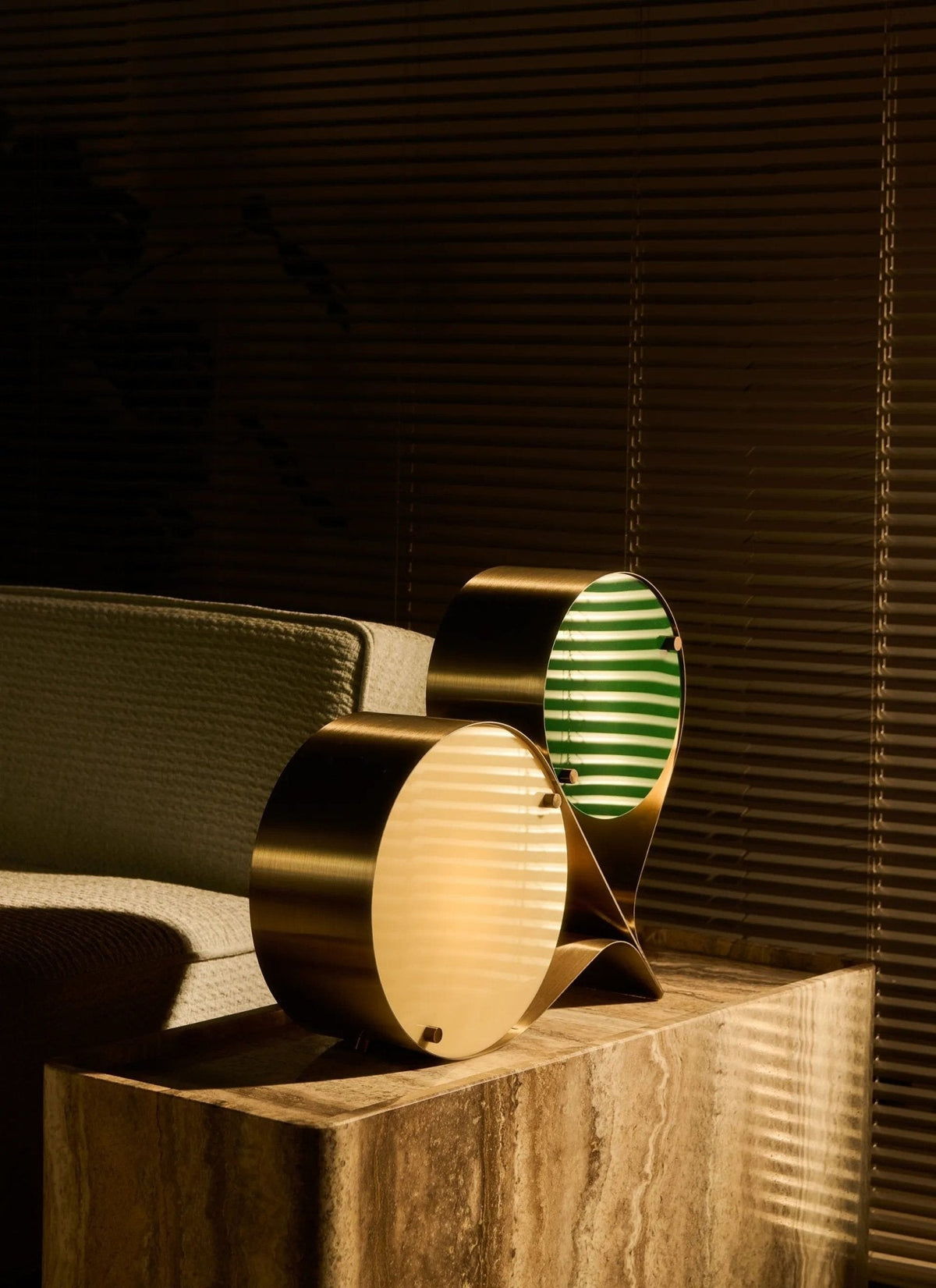 Duet Tischlampe mit schwebendem Scheibenlampenschirm