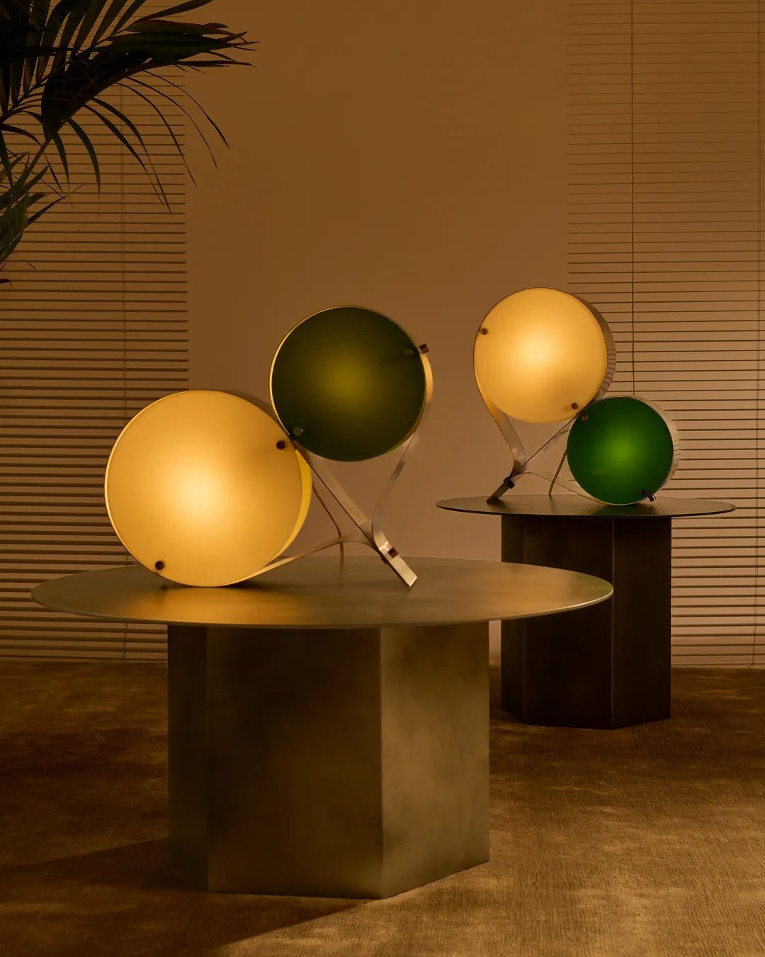 Duet Tischlampe mit schwebendem Scheibenlampenschirm