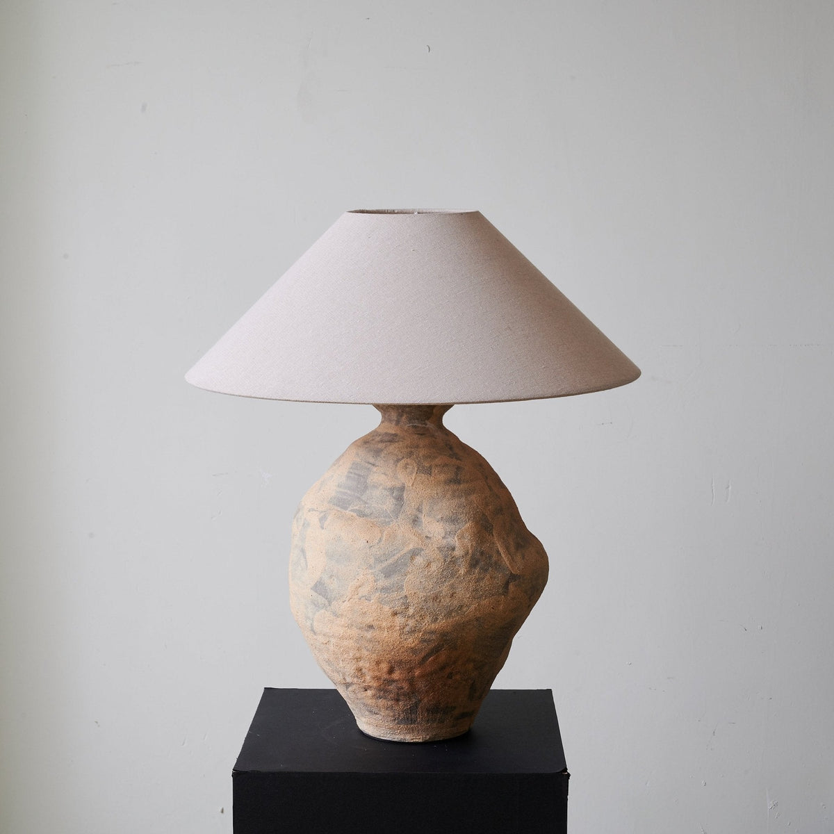 Terierelia Tischleuchte aus Keramik im Wabi-Sabi-Stil in Terrakotta & Beige