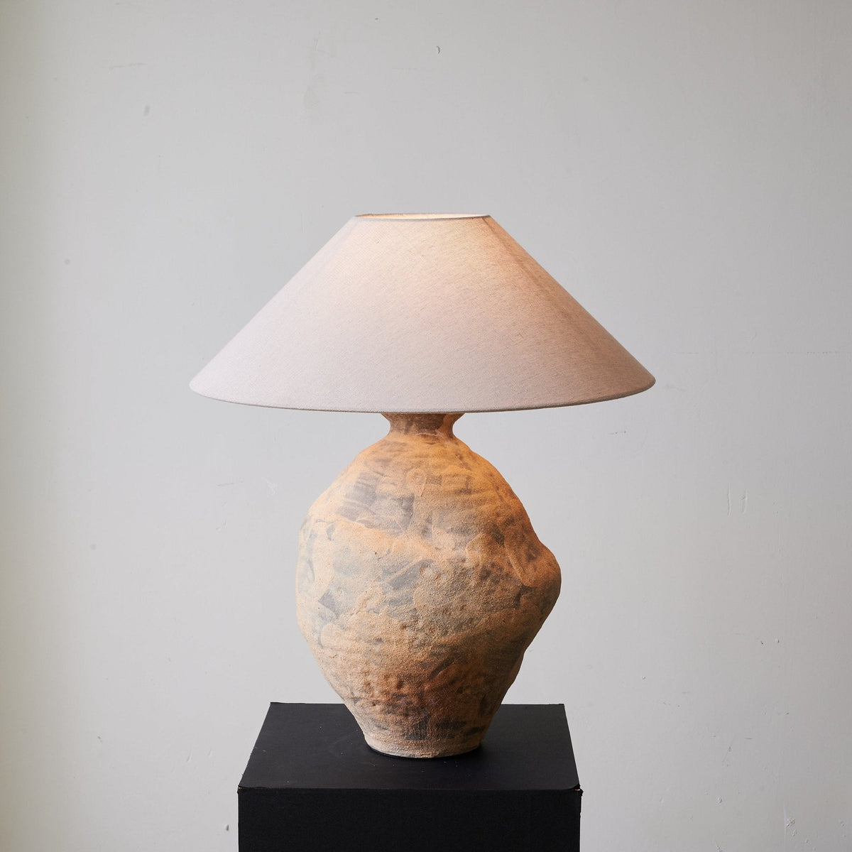 Terierelia Tischleuchte aus Keramik im Wabi-Sabi-Stil in Terrakotta & Beige