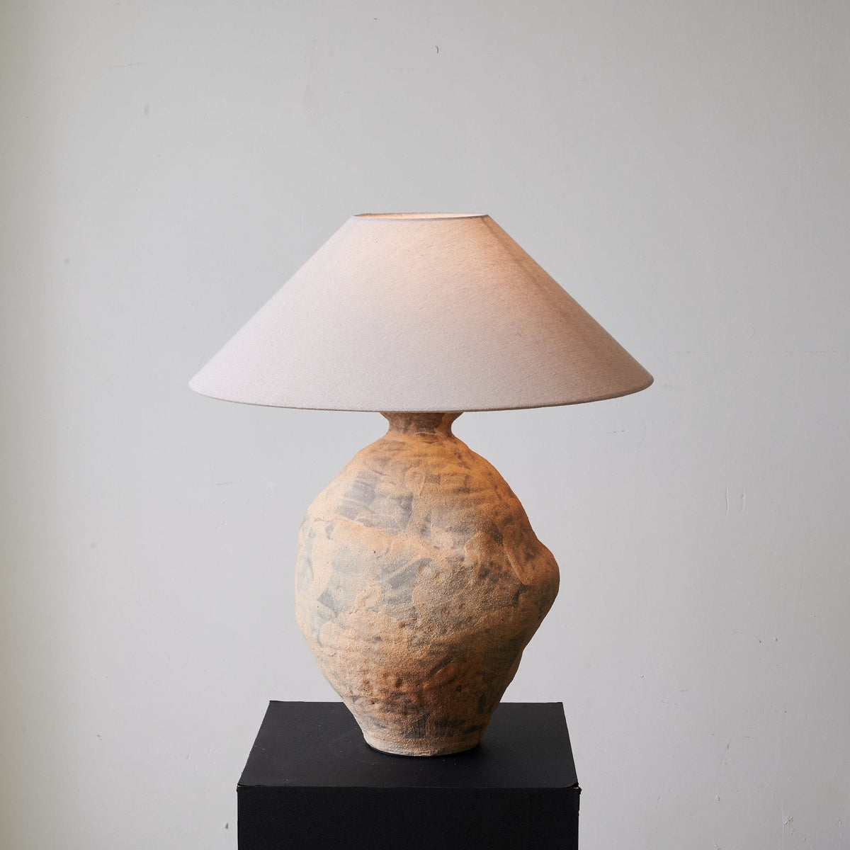 Terierelia Tischleuchte aus Keramik im Wabi-Sabi-Stil in Terrakotta & Beige